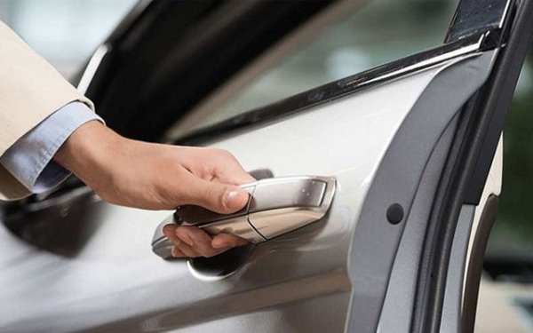 Това е за пътниците: Не проявявайте неуважение към колата, като затръшнете вратата, когато излизате. Вашите приятели няма да харесат това. Не блъскайта вратата, като натискате стъклото на прозореца. Ако сте в класическа кола, проверете дали предпазните колани не са на праговете и поискайте съвет от собственика колко силно да я затворите.
